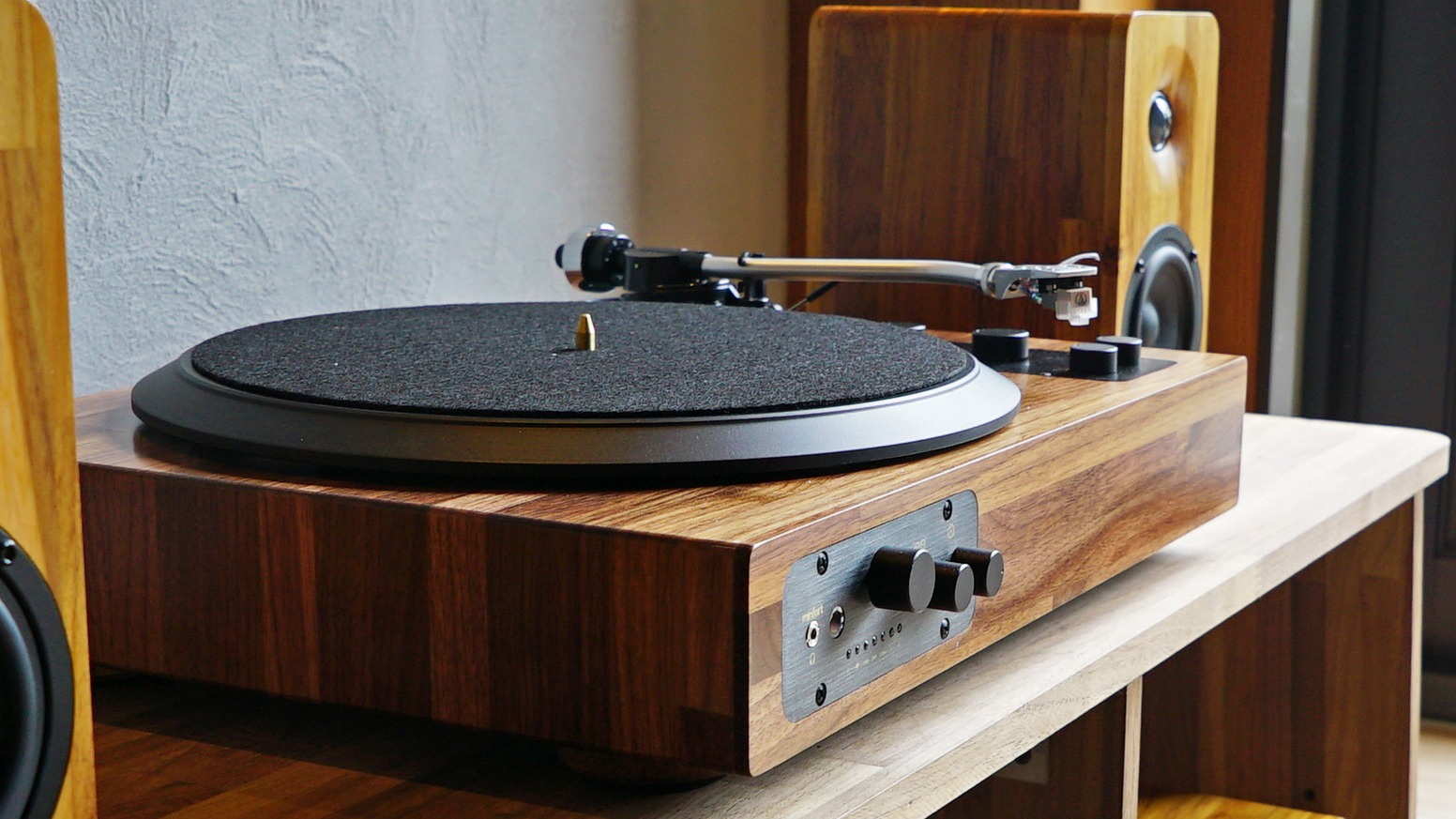 Enjoy all your vinyl records AND online playlists: Minfort's wooden turntable is the perfect mix of retro and modern.
